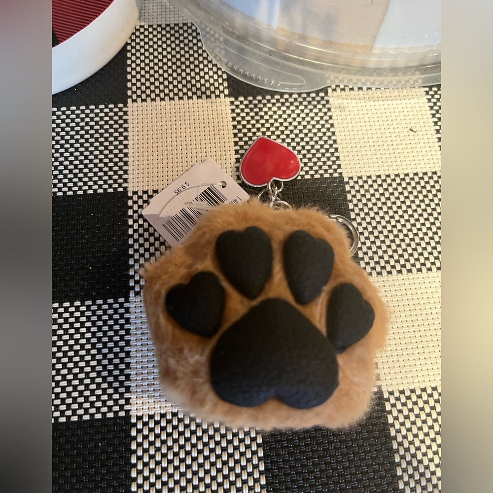 BATH & BODY WORKS HAND SANITIZER HOLDER PAW DOG LOVERS RED HEART CHARM VALENTINE